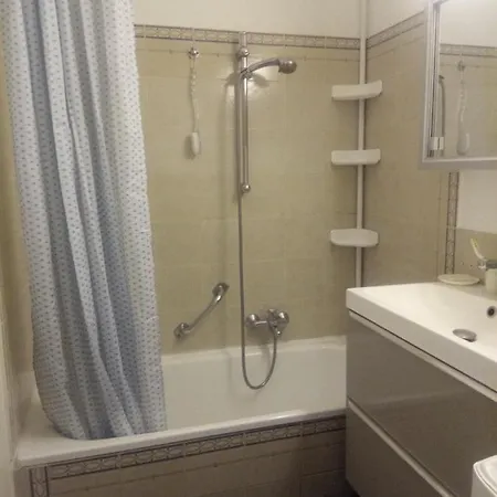 Apartment Plage, Entier , Piscine,parking,plage A 200m Frejus